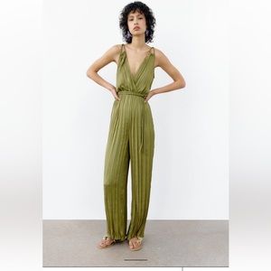 Zara wrinkled effect pleated jumpsuit.size L